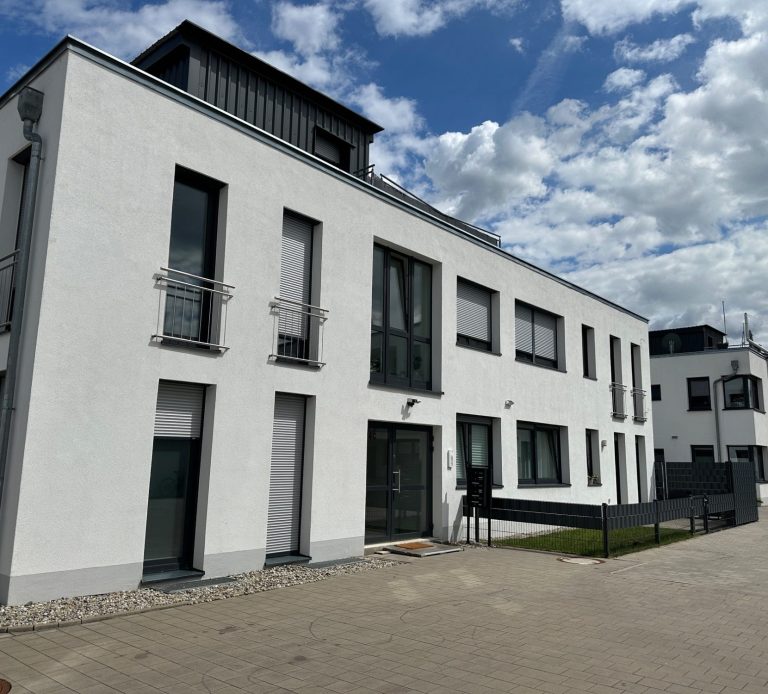Modernes weißes Wohngebäude an der Hauptstraße in Hemhofen